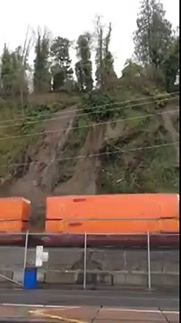 ⁣Оползень сбил поезд
