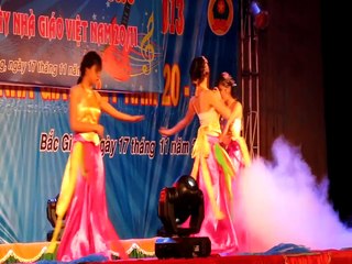 Múa  Bèo dạt mây trôi