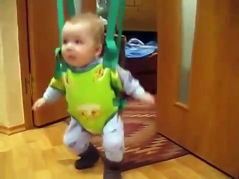 Малыш танцует под PSY gangnam style