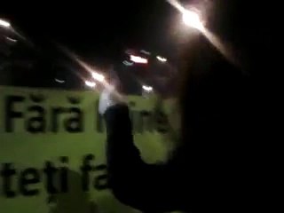 PROTESTATARI CU PANCARTE CRESTINE HUIDUITI SI ALUNGATI DIN PIATA UNIVERSITATII!