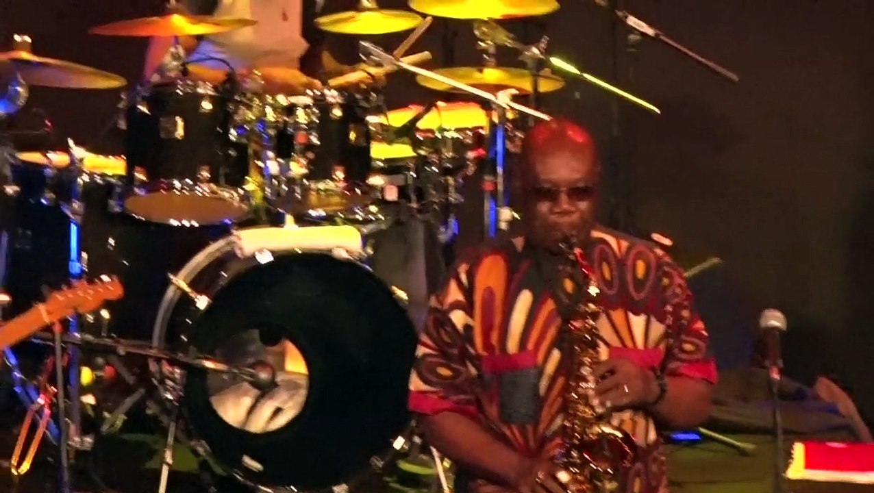 Manu Dibango et sa formation lors de SIG 2015 2eme morceau