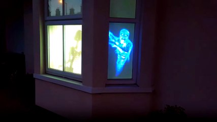 Hologram Görüntüleri Evinin Penceresine Yansıttı