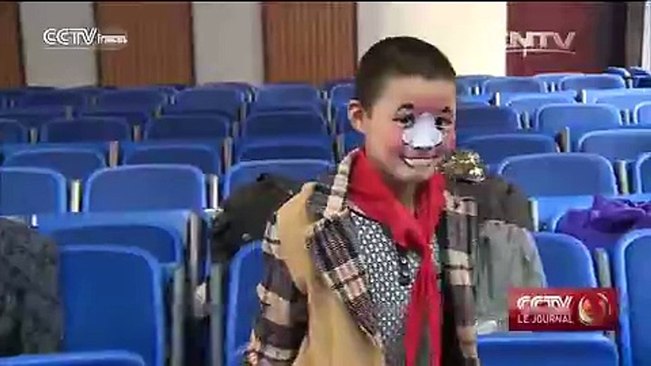 La Compagnie d’opéra de Pékin du Hebei se produit dans des écoles primaires