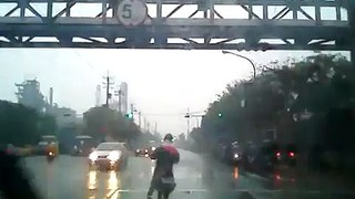 Theft of yellow light : 7 Motorcycle gets hit by car