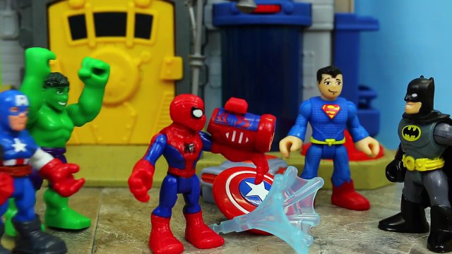 Spiderman and Captain America with Hulk Throwing Competition with Batman and Superman Judg