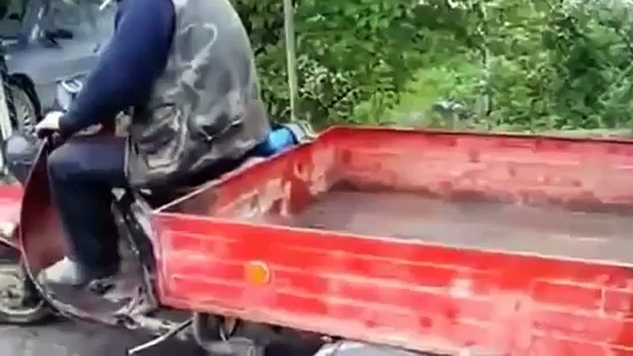 Mobilet Sürerken Çukura Düşen Adam