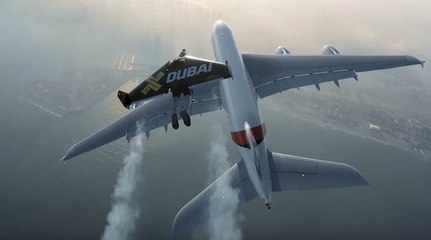 Le vol spectaculaire de deux «jetmen» aux côtés d'un avion de ligne