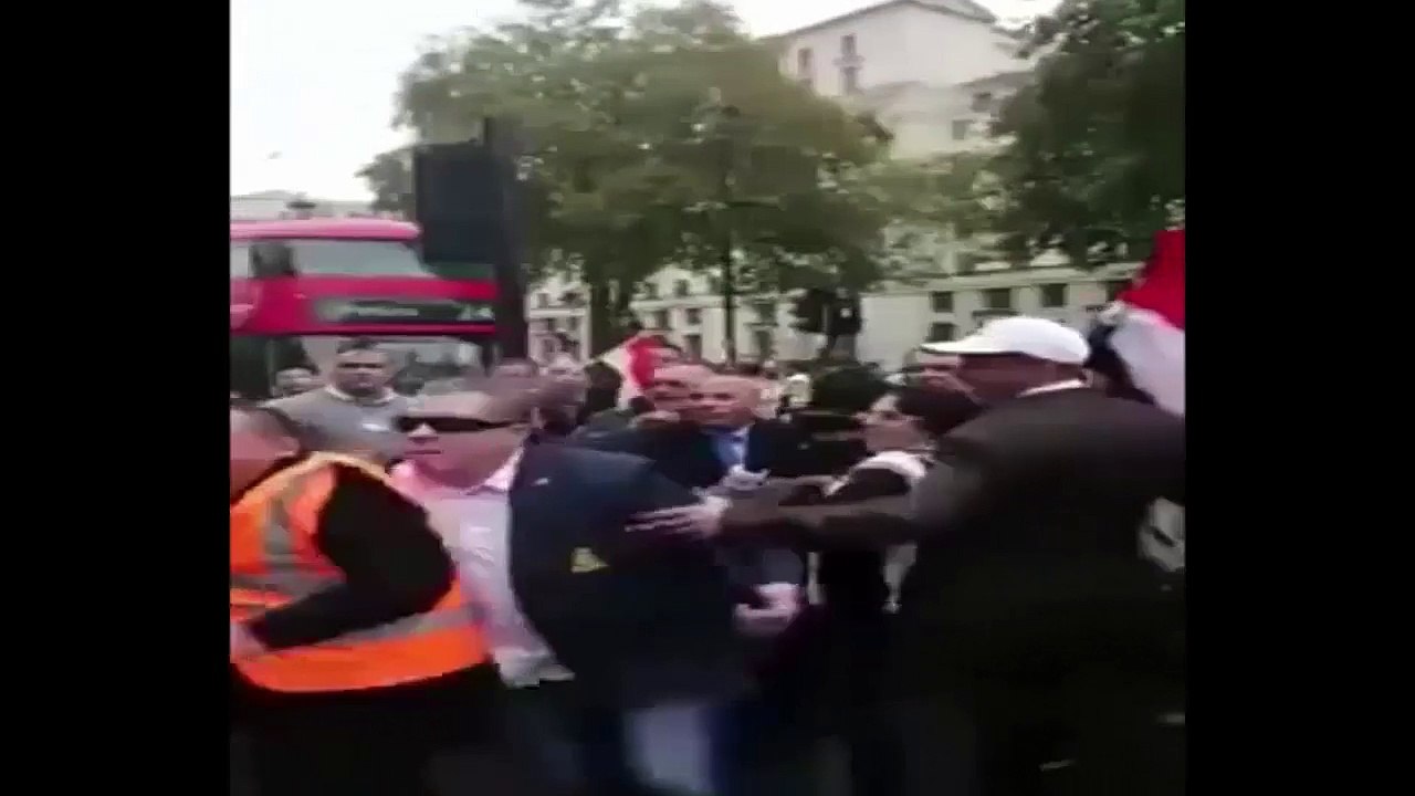 إخواني يضرب أحمد موسى بـ «البيض» في بريطانيا