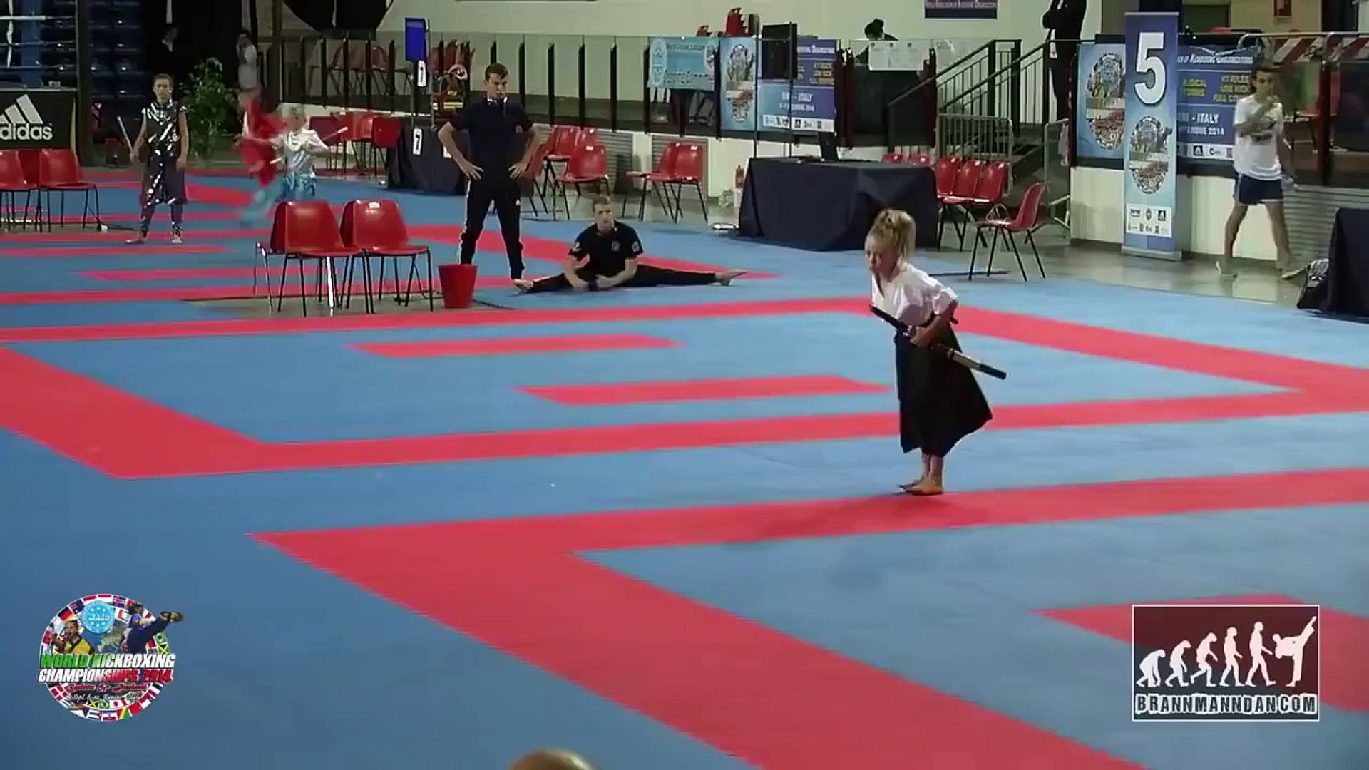 ⁣Incroyable démonstration au Katana par une jeune fille
