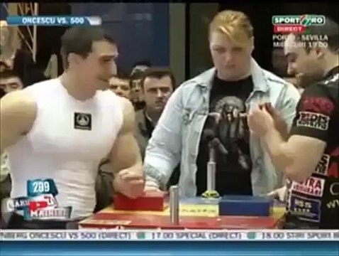 Vücut geliştirici ile bilek güreşçisi