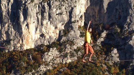 Highline : un sport extrême pour marcher sur les nuages