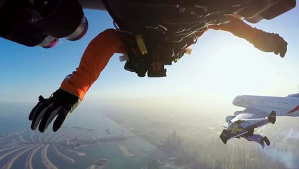 Impresionante vuelo de hombres pájaro junto a Airbus A380