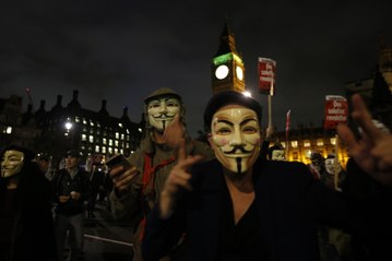 La «Million Masks March» à Londres, à travers les télés  britanniques