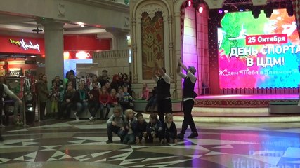 Паркур-шoу(прыжки через детей)