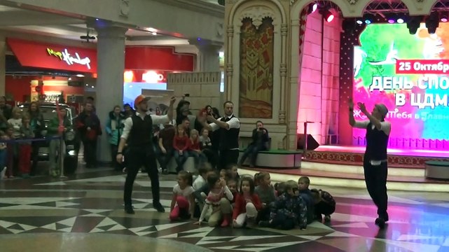 Паркур-шоу(прыжки через детeй)