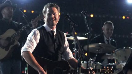 Blake Shelton se enfoca en 'las cosas positivas que le están pasando' luego de recibir muchas bromas sobre su ex esposa en los CMA