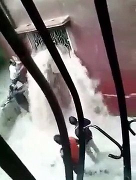 Famille coincée dans une maison inondée et sauvée de la noyade