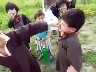ان بچوں کے کام چیک کریں
