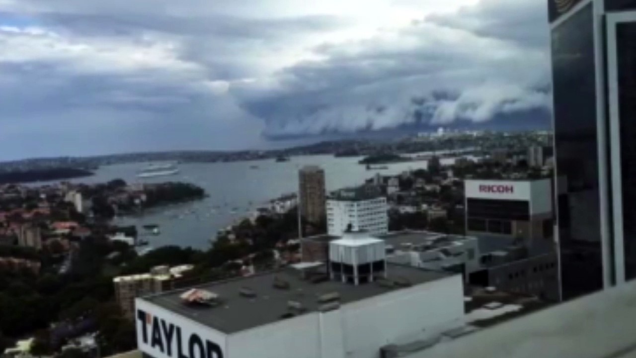 Une impressionnante tempête envahit le ciel de Sydney
