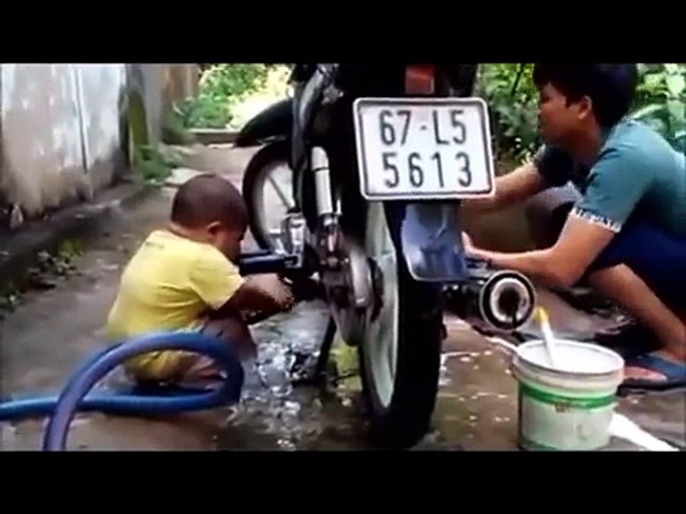 ---Baby cute, bé xinh, bé mập phụ bố rửa xe