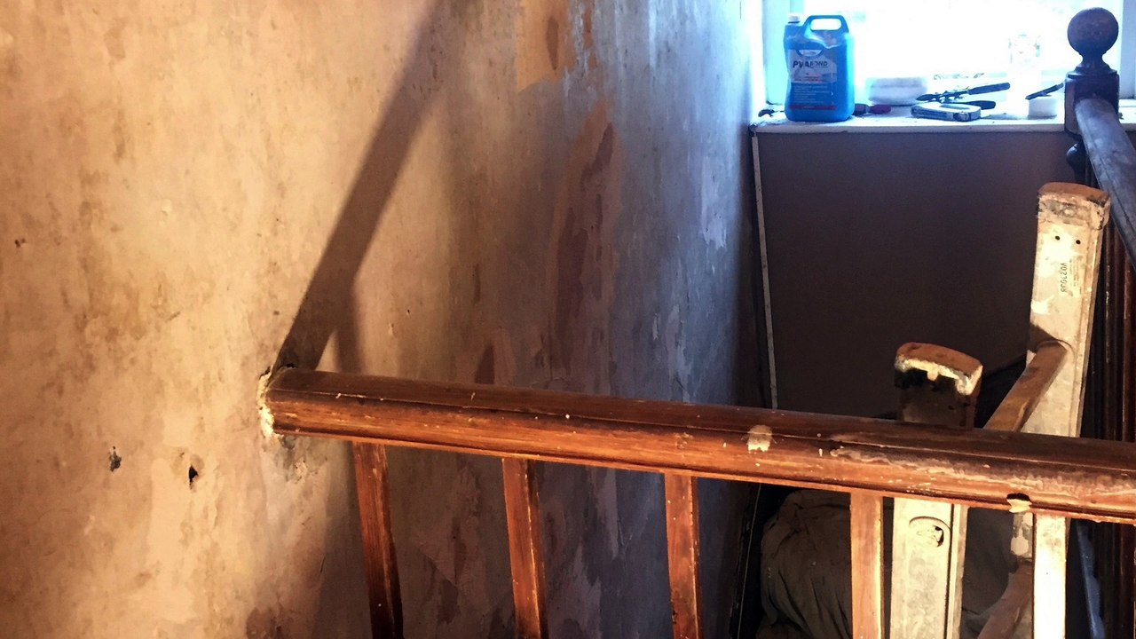 PLASTER HALL STAIRS & LANDING IN CAERPHILLY - PLASTERING HALL STAIRS & LANDING IN CAERPHILLY
