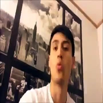 Школьники бегут после последнего урока домой))