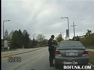 Insólito!!! Após ser multado este Homem destrói o carro da Policia!