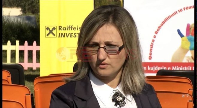 Ministrja Kodheli inicion një qendër për fëmijët autik të ushtarakëve- Ora News- Lajmi i fundit-