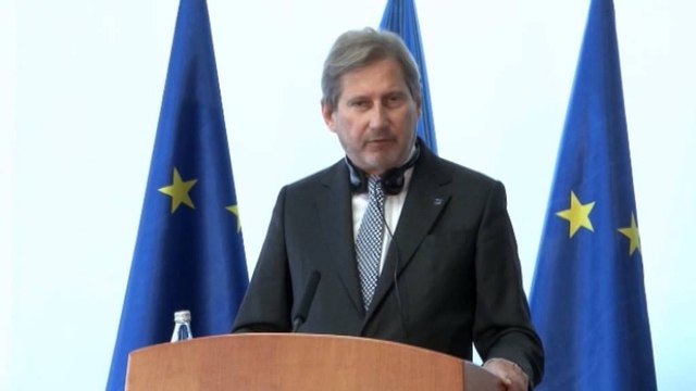 Hahn në Kosovë. Komisioneri i zgjermit flet për vizat