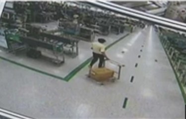 Công nhân tinh quái trộm 100 điện thoại giấu vào kho hàng lỗi