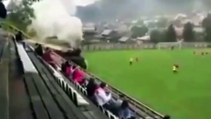 Пришли на стадион посмотреть футбол, а там ездит паровоз