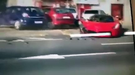 Il crashe sa laFerrari à 1.2 million d'euros en sortant de la concession
