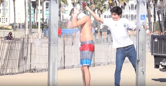 Il s'amuse à mettre du shampooing sur des inconnus qui prennent une douche
