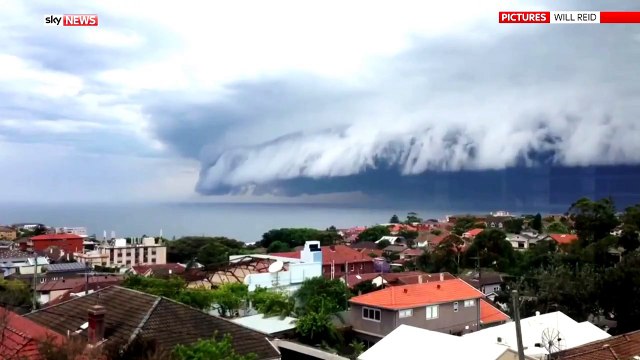 Une vague de nuages venue du ciel déferle sur Bondi Beach en Australie