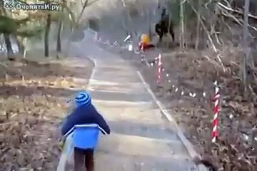 Удивительный динозавр в парке: редкое зрелище для всей семьи 🦖