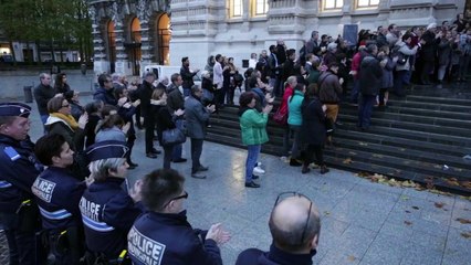 Une minute d' applaudissements en hommage à Jean Pierre Rousselle