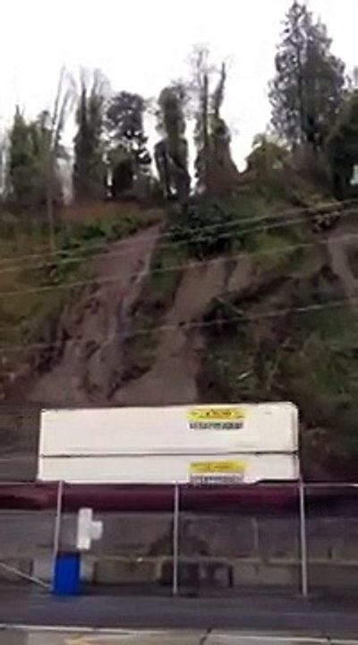 Оползень сбил поезд