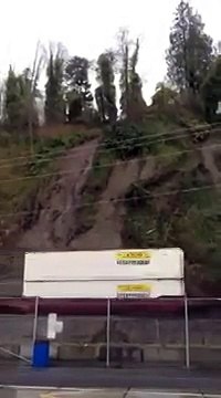 Оползень сбил поезд