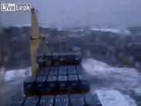 Dev Dalgalar Tankeri Oyuncak Gemi Gibi Sallıyor - Komik videolar - Funny videos