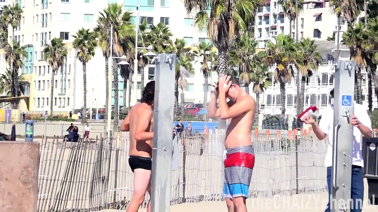 La blague du shampoing infini sur des gens qui se lavent à la plage