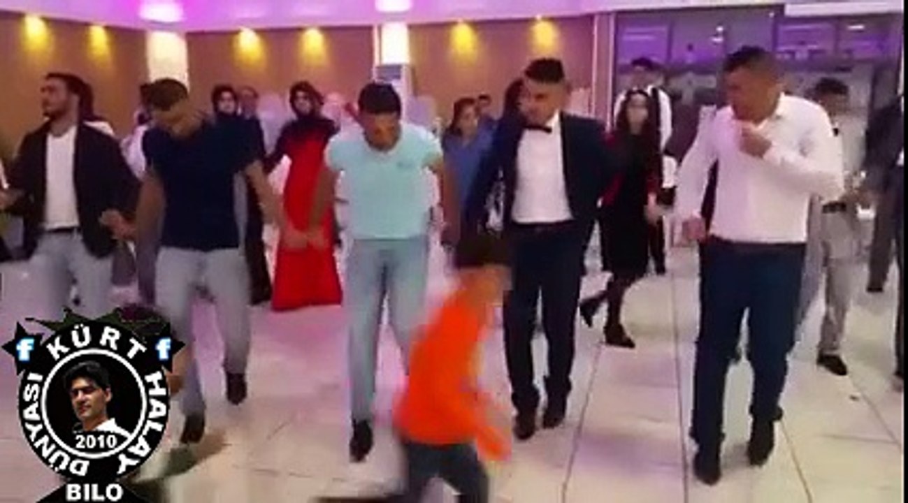 VARTOLU GENÇLER PARİSTE ÇOK GÜZEL ÇEPKÎ HALAY ÇEKİYORLAR