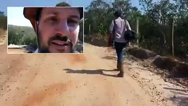Repórteres percorrem a pé as estradas bloqueadas pela lama em Mariana