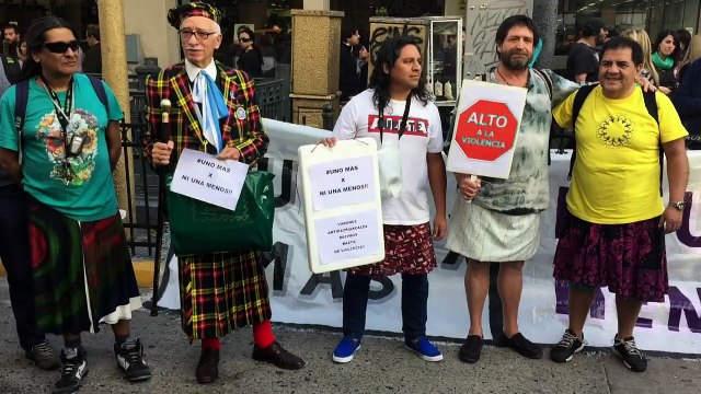 Hombres con faldas contra feminicidios en Argentina