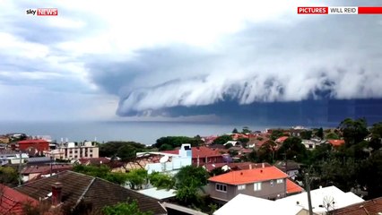 Скачать видео: Ein Sturm Kommt: Tsunami Cloud Off Bondi Beach