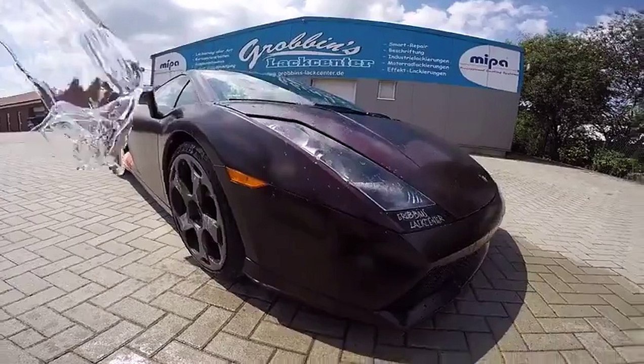 Vais te surpreender com o que acontece ao Lamborghini quando deitam água morna em cima