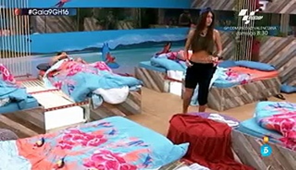 Marta, sobre Raquel -  Hija mía dentro de poco es Navidad, son las rebajas, cómprate un par de amigos.