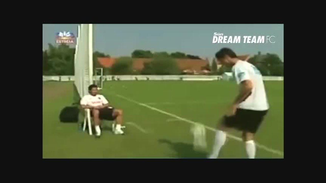 Huyền thoại Luis Figo ngồi tâng bóng với Cristiano Ronaldo