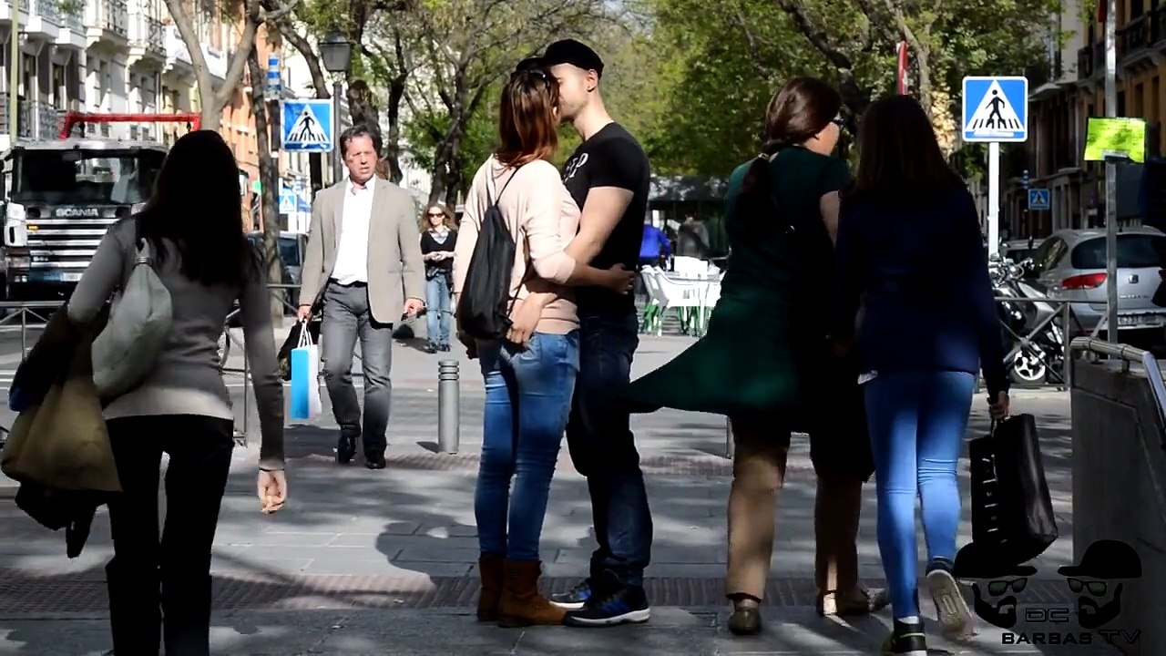 BESOS FACILES ♥ KISSING PRANK Besos en la calle Juego de preguntas