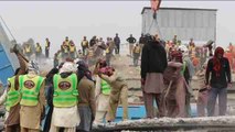 Continúan las labores de rescate entre los escombros de la fábrica en Pakistán