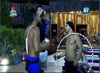 Rayanne e Douglas abraçadinhos na porteira